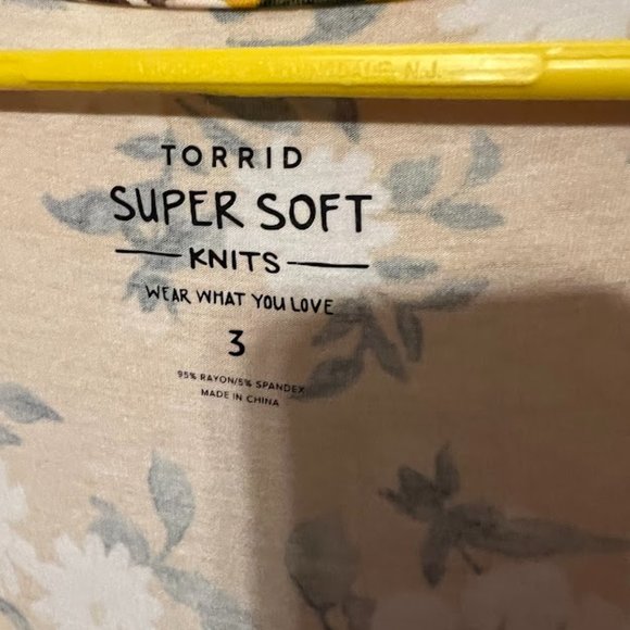 Torrid super soft Baby doll faux button flowy Size 3 X floral Blouse - Picture 2 of 5